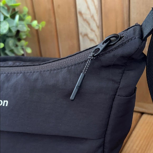 Lululemon Everywhere Belt Bag Black Crossbody Waist Pack 1L - Picture 4 of 12